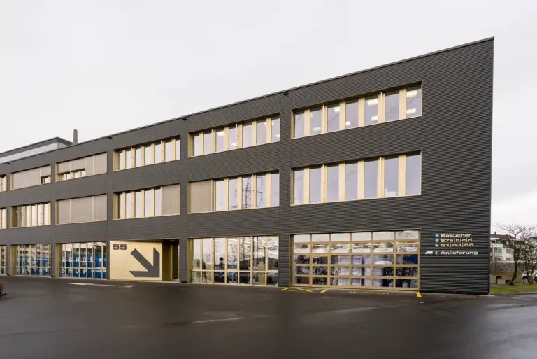 Home 41 Moderne Aussenansicht des Firmengebäudes der Aurenus AG – Der Schweizer Spezialist für professionelle B2B Leadgenerierung und Vertriebsunterstützung.