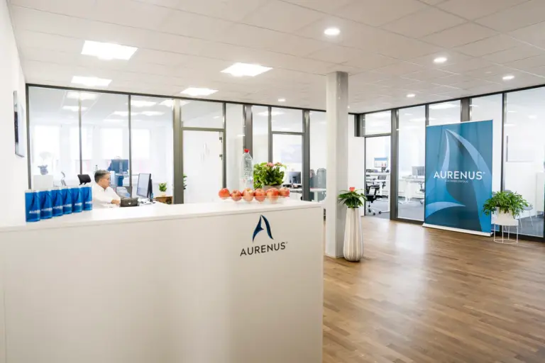 Home 40 Der einladende und professionelle Eingangsbereich der Aurenus AG – Willkommen beim Schweizer Spezialisten für B2B Leadgenerierung.